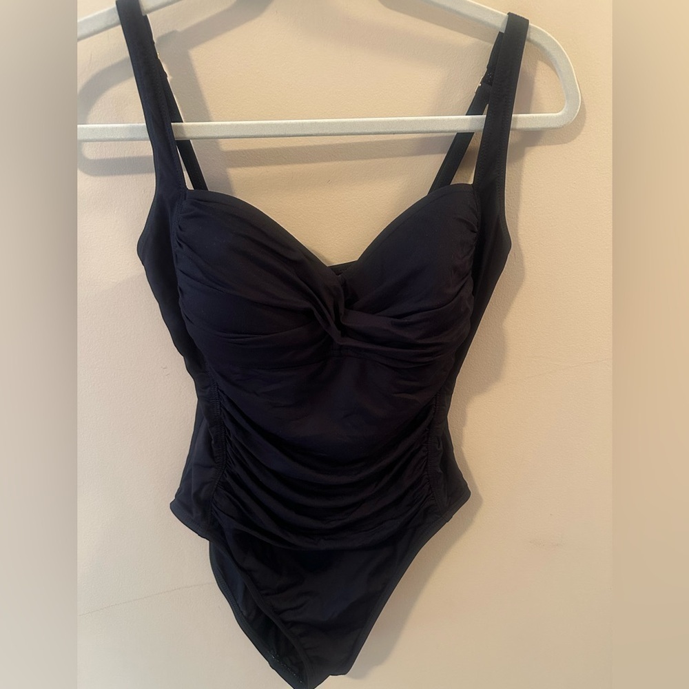 LA BLANCA island goddess One-Piece Swimsuit, size 4?